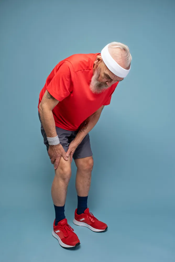 full-shot-man-with-knee-pain (1)